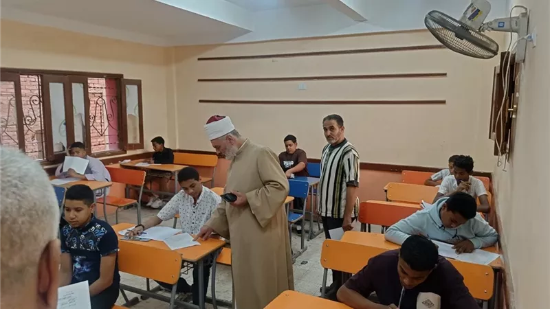 مدير منطقة سوهاج الأزهرية يتفقد امتحانات الشهادتين الابتدائية والإعدادية 