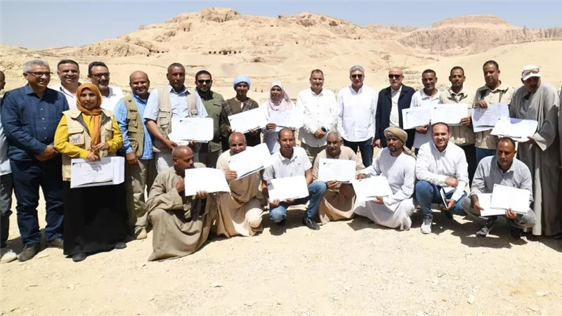 وزير السياحة والآثار يكرم مرممي الأقصر المشاركين بمقبرتي رابويا وساموت