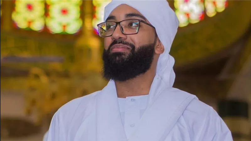 صانع المحتوى علي عبدالغفار يطلب الدعاء لوالدة زوجته ويهاجم «الطيبات»