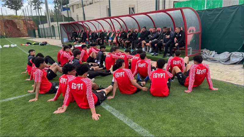 جلسة تحفيزية للاعبي منتخب الناشئين قبل مواجهة تونس بكأس الأمم الأفريقية