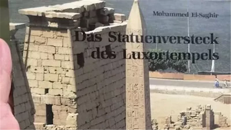 كنز خرج من باطن التاريخ.. وزير السياحة يتسلم كتاب خبيئة معبد الأقصر في حدث أثر