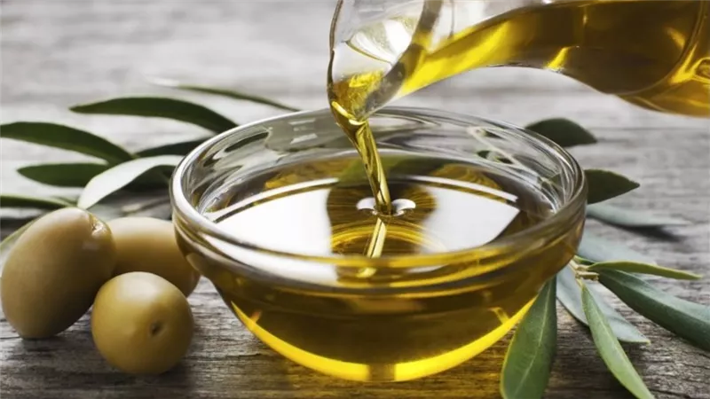     فوائد غير متوقعة لزيت الزيتون.. من القلب إلى الدماغ والأمعاء