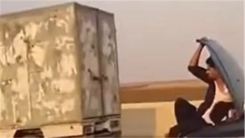 مغامرة مميتة فوق المحرك.. «الداخلية» تكشف السر الصادم لفيديو جلوس شخص داخل كبوت سيارة بالجيزة