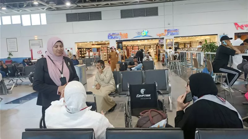 قافلة التوعية بموسم الحج تواصل جهودها داخل المطارات والموانئ 