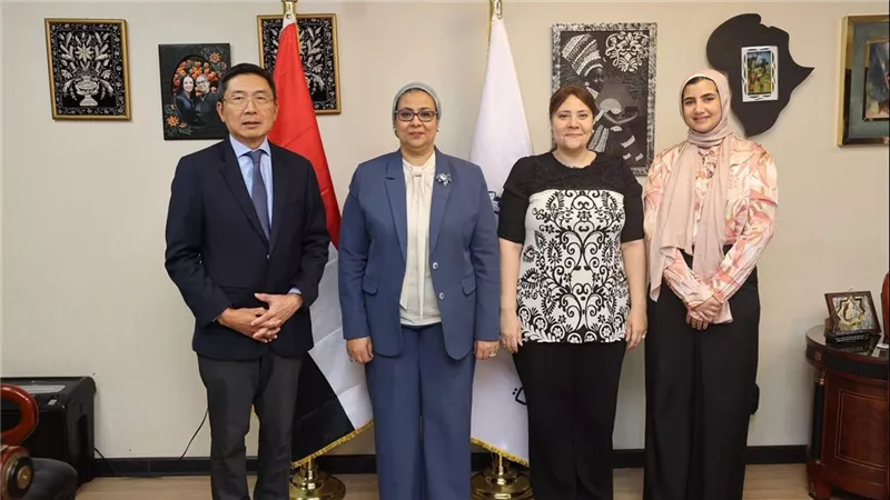 رئيسة القومي للمرأة تبحث مع سفير سنغافورة تعزيز التعاون في تمكين المرأة