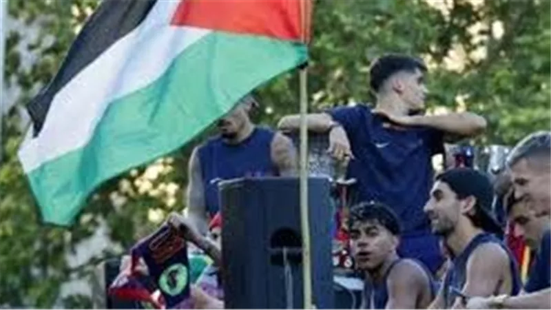 عاجل.. الاحتلال يهاجم لاعب برشلونة بعد رفع علم فلسطين