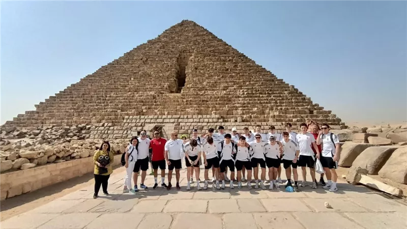 منتخب المجر للشباب لكرة اليد يزور الأهرامات في جولة بتنظيم اتحاد اليد