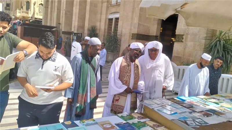 معرض كتاب «الأعلى للشئون الإسلامية» بمسجد السيدة زينب يجذب الزوار