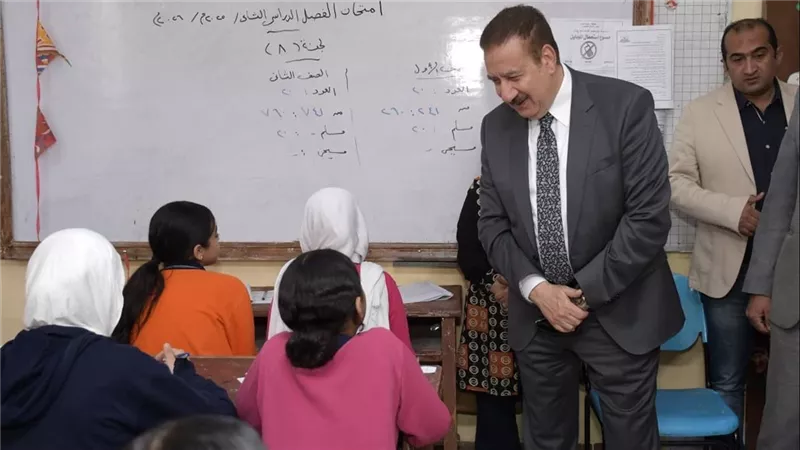 محافظ بورسعيد يتفقد امتحانات النقل الابتدائي والإعدادي بعدد من المدارس
