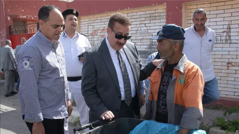 محافظ بورسعيد يثمن جهود عمال النظافة في الحفاظ على المظهر الحضاري