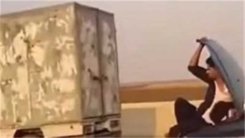 قديم يعود لعام 2023.. التحقيق مع مروج فيديو الجلوس داخل كبوت سيارة بالجيزة