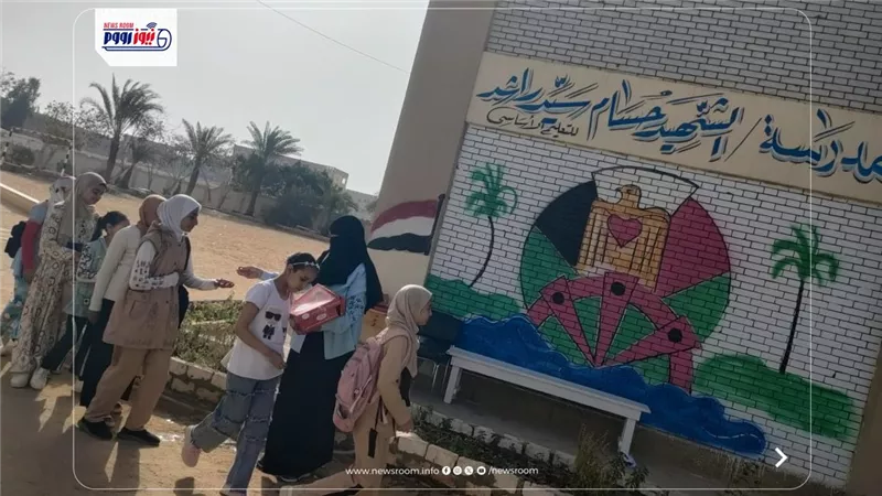 بالورود والشوكولاتة.. مدارس الفيوم تستقبل التلاميذ في أول أيام امتحانات 