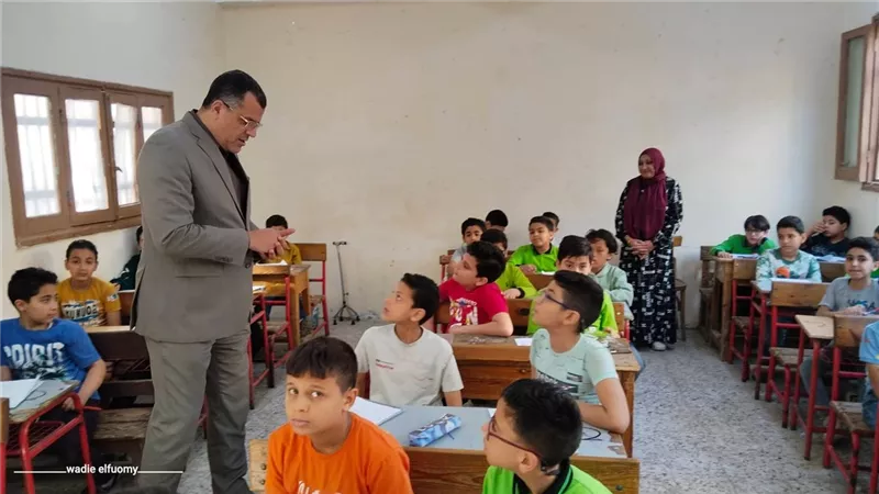  مدير تعليم دمياط يتفقد لجان امتحانات النقل ويشدد على حظر المحمول 