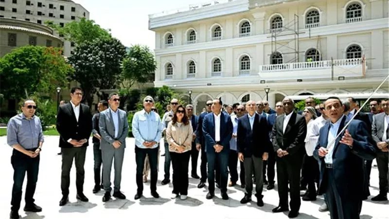 رئيس الوزراء يتفقد مشروع رفع كفاءة الواجهات الخارجية والموقع العام لقصرالتحرير