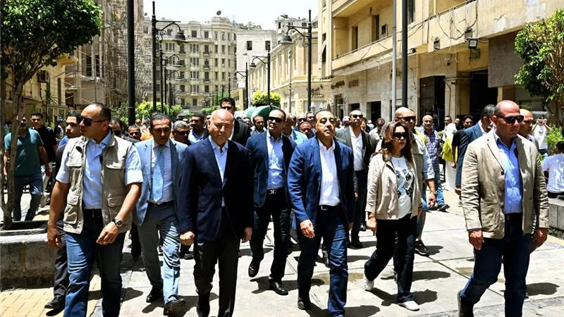 رئيس الوزراء يتفقد مشروع تحسين الصورة البصرية للميادين بوسط البلد