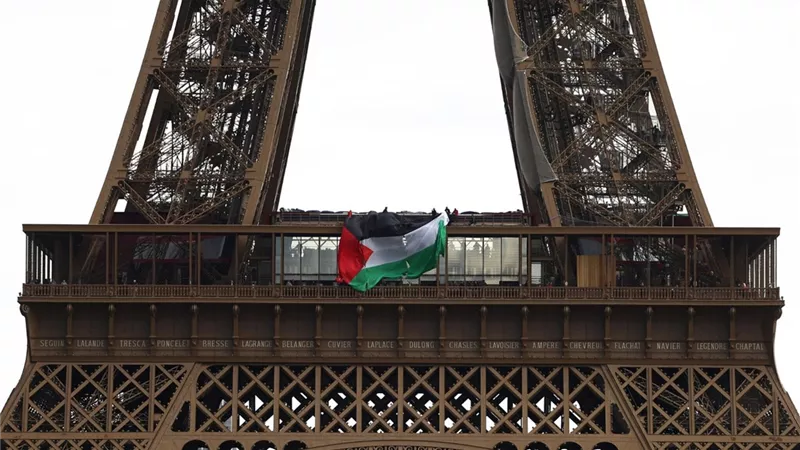 اعتقال ستة أشخاص بعد رفع العلم الفلسطيني على برج إيفل
