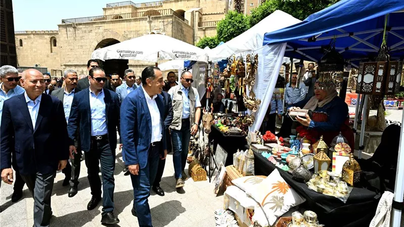 بمشاركة 35 عارضًا.. رئيس الوزراء يتفقد معرض الحرف التراثية بشارع المعز