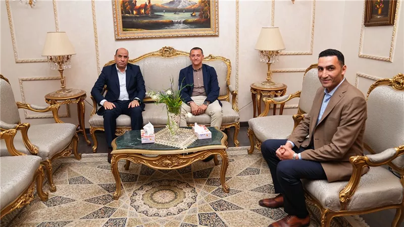 محافظ أسوان يستقبل وزير العمل استعدادًا لجولة ميدانية بـ3 محافظات في الصعيد