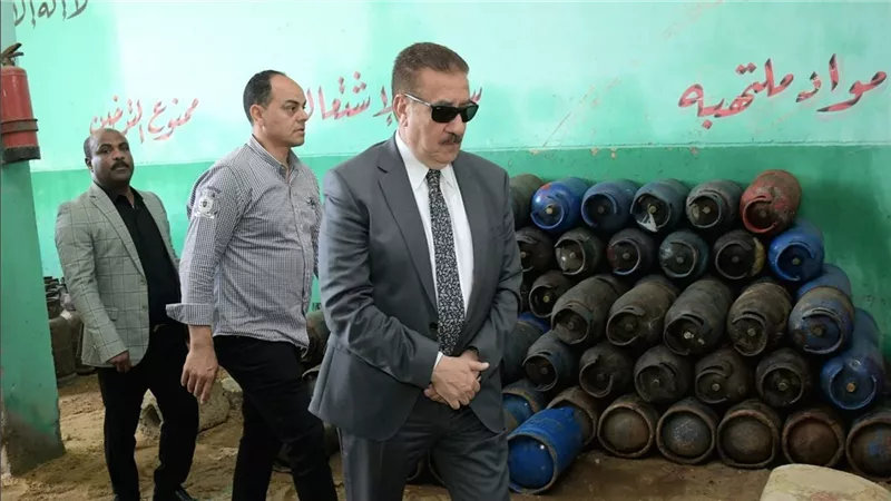 محافظ بورسعيد يتفقد مستودع أنابيب البوتاجاز للتأكد من توافر الأسطوانات 
