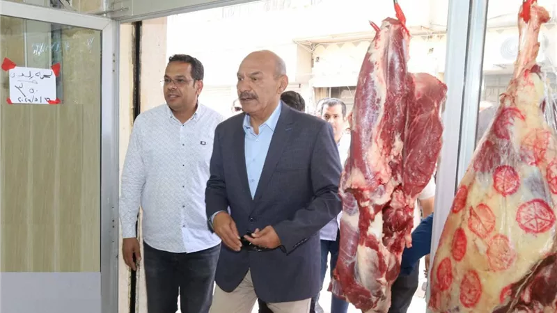 محافظ السويس يتفقد دلتا ماركت بحي السويس للتأكد من توافر اللحوم والسلع