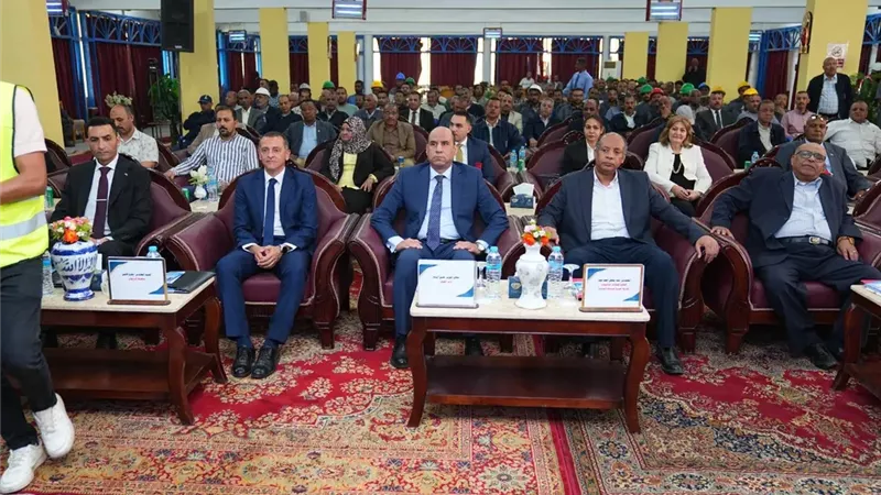 جولة ميدانية لوزير العمل ومحافظ أسوان لشركة السبائك الحديدية بإدفو