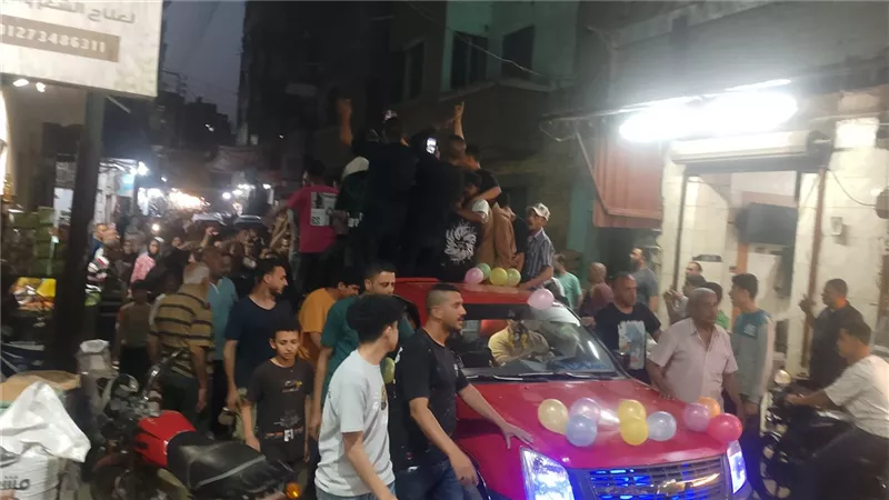 بالورود والبالونات.. أهالي بنها يودعون “إبراهيم الطوخي” في جنازة مهيبة 