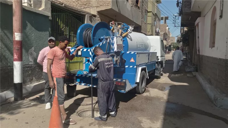 القابضة للمياه تدفع بفرق دعم ومعدات ثقيلة لتطهير شبكات الصرف الصحي بأسوان