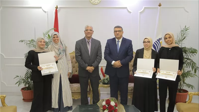 محافظ قنا يكرم أوائل مسابقة كوديفر والمتأهلين للمسابقة الدولية بإندونيسيا