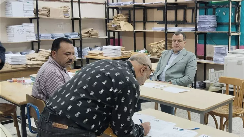 ياسر عماره يتفقد توزيع أسئلة النقل ويشدد على الانضباط الكامل بدمياط