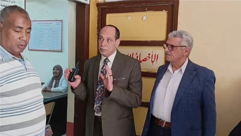 انضباط كامل وأجواء هادئة.. وكيل تعليم القليوبية يتابع امتحانات النقل بطوخ