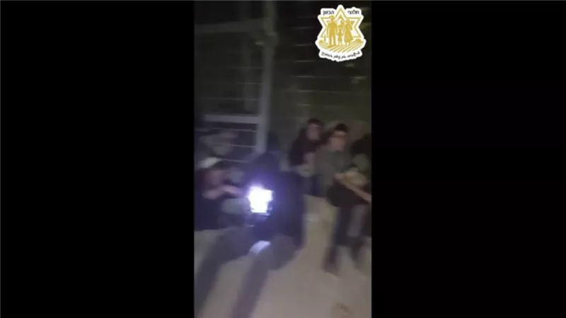 مستوطنون يربطون أنفسهم بالسياج الحدودي مع سوريا للمطالبة بالتوسع الاستيطاني