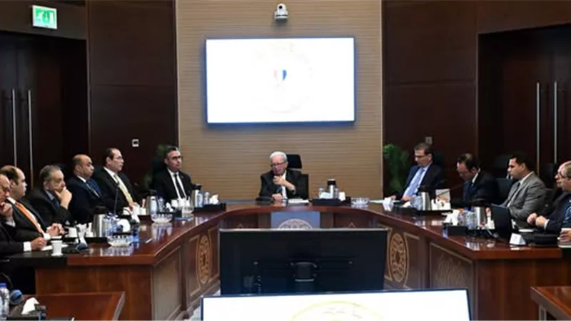 حسين عيسى يتابع موقف زيادة الاحتياطي الاستراتيجي من السلع الغذائية