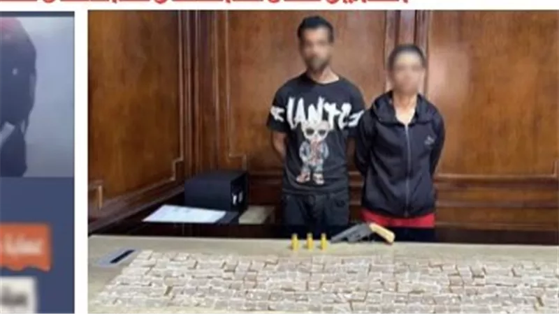 ضبط المتهمين بكسر زجاج سيارة وسرقة محتوياتها بالجيزة وبحوزتهما مخدرات وسلاح 