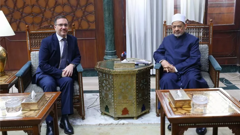 لتعزيز قيم السلام ومواجهة خطاب التطرف.. شيخ الأزهر يستقبل السفير البريطاني