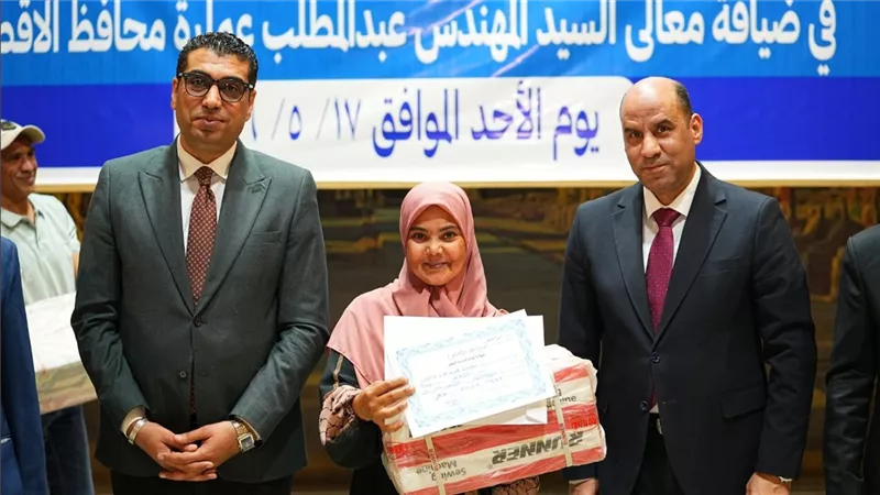 وزير العمل يسلم ماكينات خياطة لخريجات التدريب المهني بالأقصر لتمكين المرأة