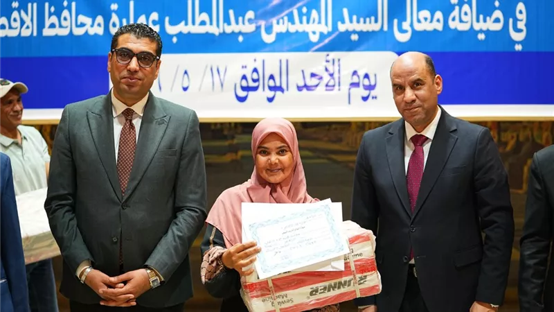 تمكين المرأة بالأقصر: وزير العمل يسلم ماكينات خياطة لخريجات التدريب المهني