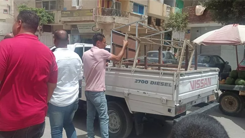 حي عتاقة بالسويس يشن حملة مكبرة لرفع الإشغالات بمنطقة بالعرب