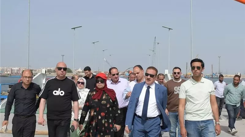 تمهيدٱ لقرب تشغيله..محافظ بورسعيد يتابع تطورات كوبري النصر العائم الجديد