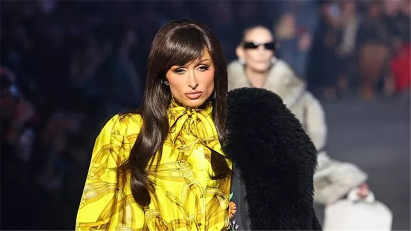 لوك جديد لباريس هيلتون يخطف الأنظار في Gucci Cruise 2027