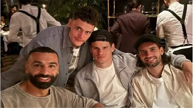 محمد صلاح مع نجوم ليفربول في عشاء الوداع الأخير قبل الرحيل