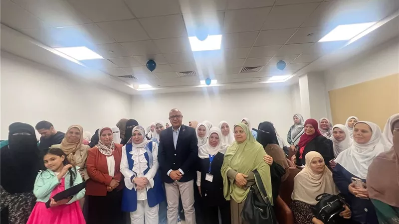 تكريم عدد من أطقم التمريض باهناسيا التخصصى ببنى سويف بمناسبة اليوم العالمي 