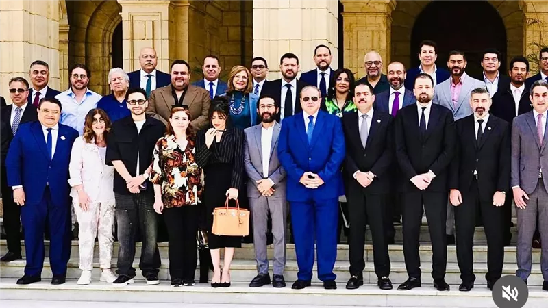 خالد جلال يشارك صور تجمع الفنانين لمناقشة حق الأداء العلني مع النائب ياسر جلال