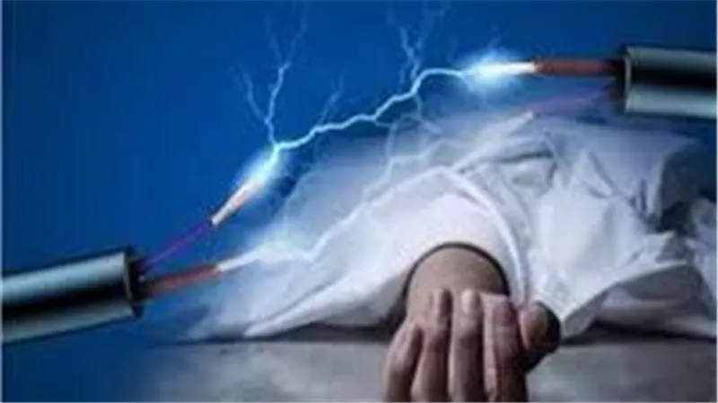 مصرع لص صعقا بالكهرباء أثناء سرقته أسلاك من محول كهرباء فى الشارع بالهرم
