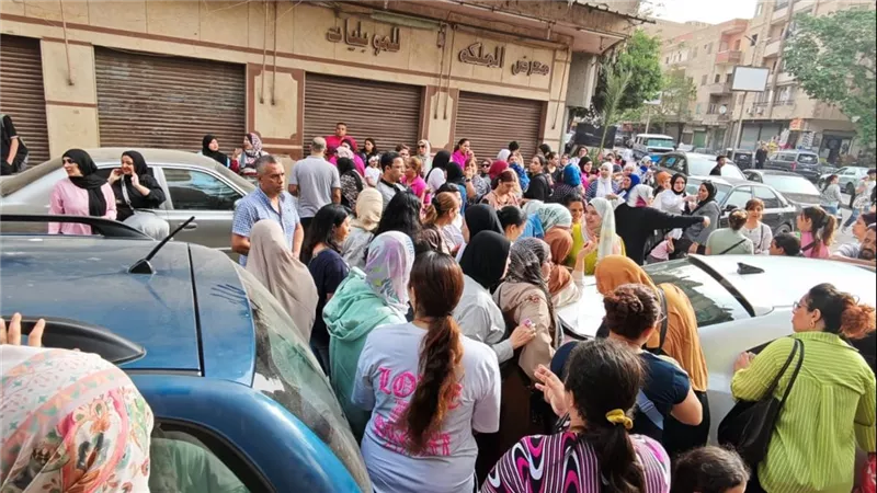 أولياء أمور“الترعة التجريبية” يتجمهرون أمام المدرسة احتجاجًا لتحويلها ليابانية
