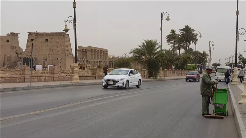 محافظ الأقصر يصدر قراراً بوقف عمل عمال النظافة ميدانياً خلال ساعات الذروة