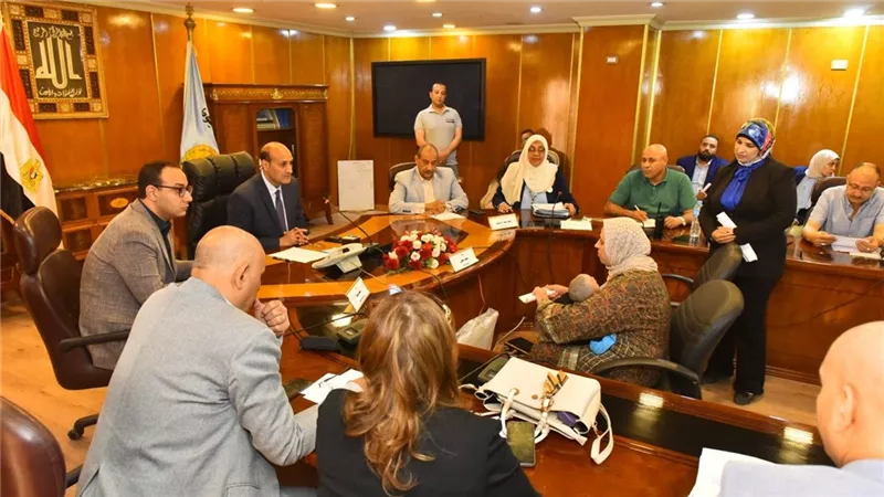 محافظ أسيوط يوجه بعلاج طفل وطفلة على نفقة الدولة ويمنح وحدة سكنية لأرملة  