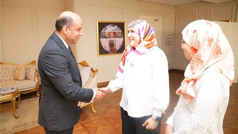 استجابة لـ «نيوز رووم».. وزير العمل يلتقي البطلة راندا حسني