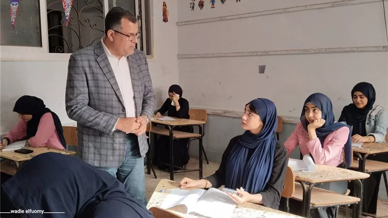 وكيل تعليم دمياط يتابع امتحانات النقل ميدانيًا داخل مدارس السرو