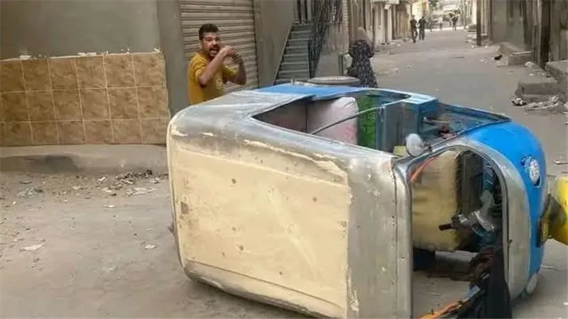 بسبب 5 جنيهات.. سائق «توك توك» يقلب مركبته براكب داخلها بعد مشادة على الأجرة