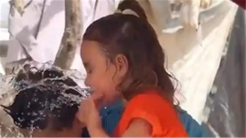 رغم الحرّ والتعب.. أطفال غزة يصنعون الفرح من أبسط الأشياء: «نحب الحياة»